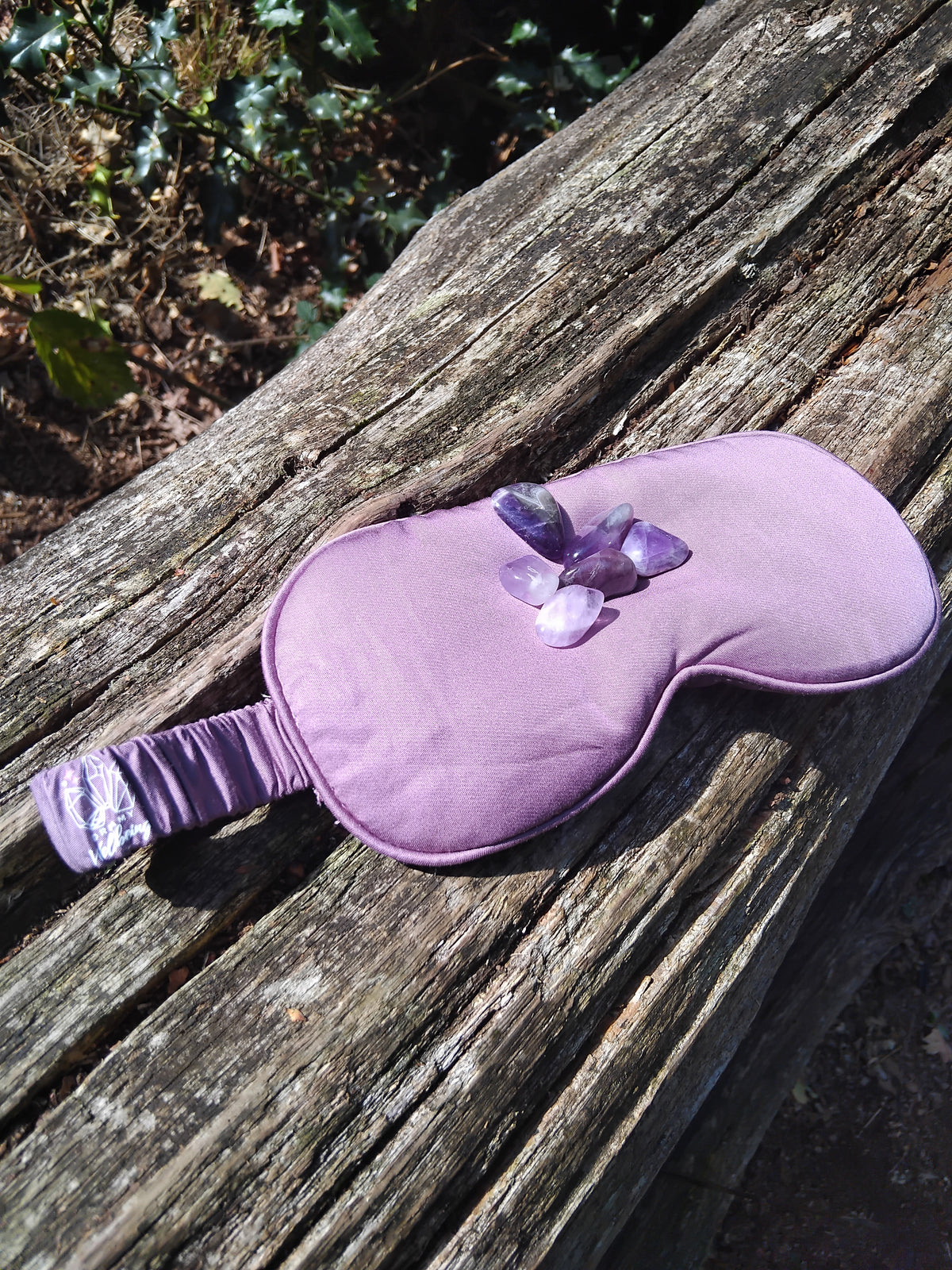Bamboo sleep mask with amethyst crystal